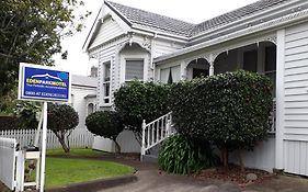 At Eden Park Motel  4*